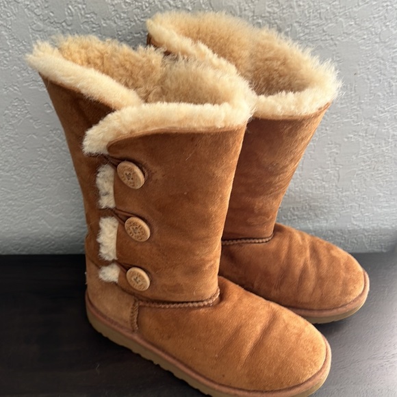 UGG Bailey Button Triplet Boots - Picture 4 of 8